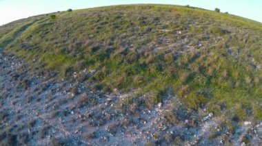 Kalker kaya yüzeyinde kalan çekim tepeden aşağı uçan Quadrocopter