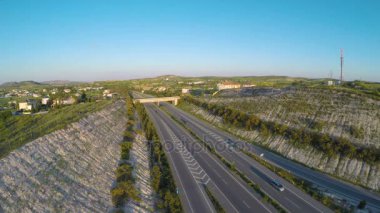 Sabitleme ve ücretli yol bölümüne araçlarda hareketinin kayıt trafik kameraları