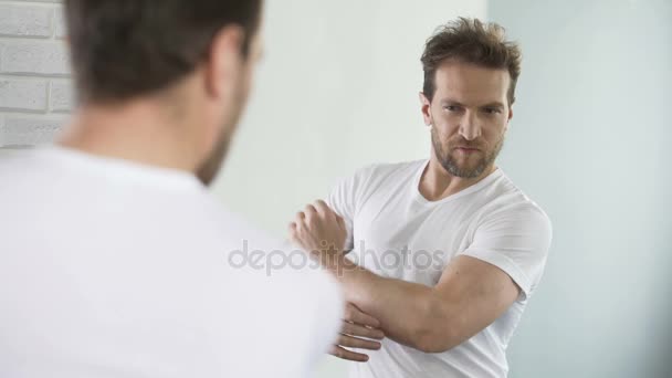 Auto-affecté macho regarder dans le miroir à ses muscles et biceps après l'entraînement — Video