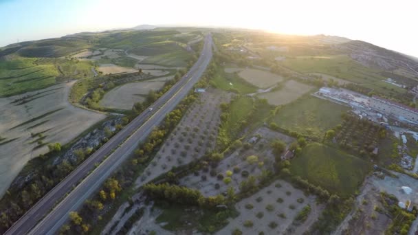 Landwirtschaftliche Felder und Obstgärten auf Zyperns Hügeln, Straßenverkehr, Luftaufnahme — Stockvideo