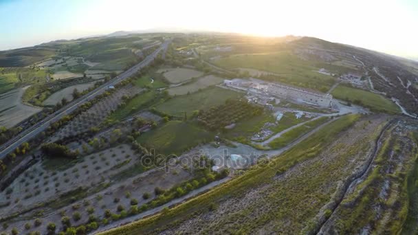 Luchtfoto van de gecultiveerde landbouwgrond met tuinen en velden van het gewas in landelijk gebied — Stockvideo