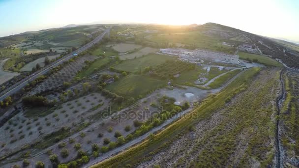 Fábrica de transformación en el área rural con campos, producción de aceite de oliva virgen extra — Vídeo de stock