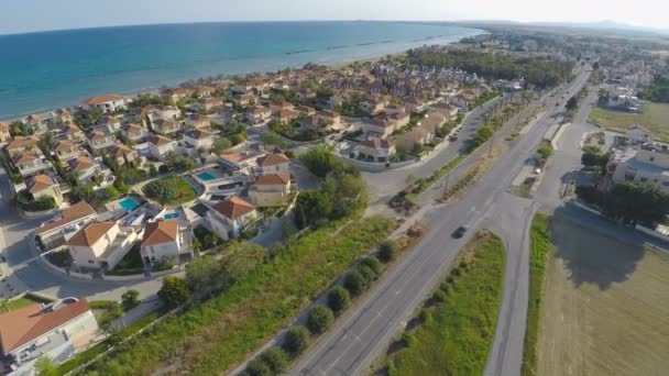 A légi felvétel a kényelmes lakónegyedben, tengerparti Larnaca városban, Ciprus — Stock videók