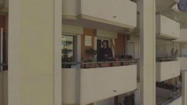 Kahve içme, konut karmaşık Balkonda duran adam güzel sabah