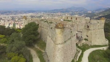 Menton, nefes kesen manzarası çekim eski kale uçan Quadrocopter