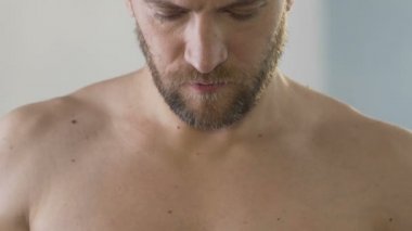 Sakallı adam dişlerini düzgün, diş ipi ağzına sağlık, closeup video