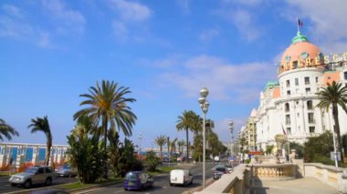 Nice, Fransa - Haziran 2016 yaklaşık: Gezi şehrin. Etkin karayolu trafik görünümünü Nice, Fransa için tur Promenade des Anglais üzerinde