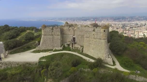Vista aérea de la antigua fortaleza de Menton situada en la Riviera Francesa, Costa Azul — Vídeo de stock