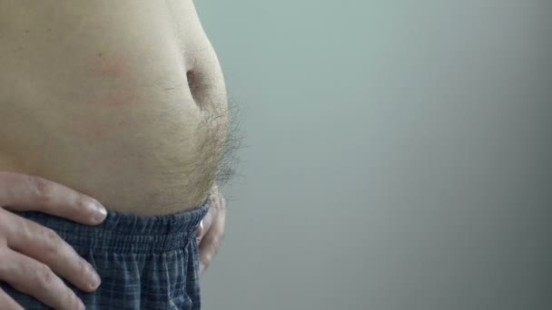 Zblízka nepořádně působící muže škrábání jeho břicho, nevychovanost, ledabylosti — Stock video