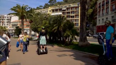 Nice, Fransa - Haziran 2016 yaklaşık: Gezi şehrin. Segways sürme ve sahil görüntüleme platformu strolling turistler seyahat