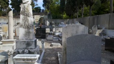 Nice, Fransa - Haziran 2016 yaklaşık: Gezi şehrin. Ünlü Chateau mezarlık yakınındaki eski Yahudi Mezarlığı'üzgün gri mezar görünümünü