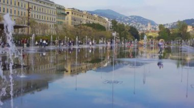 Serin trickles yenileniyor ve yayaları eğlenceli ayna Çeşmesi su