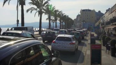 Nice, Fransa - Haziran 2016 yaklaşık: Gezi şehrin. Akdeniz sahil Nice şehir üzerinde trafik sıkışıklığı sıkışmış otomobillerin yüzlerce