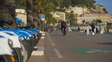 Nice, Fransa - Haziran 2016 yaklaşık: Gezi şehrin. Şehir, yeşil ulaşım, ekoloji yol kenarı üzerinde kira duran için birçok Bisiklet