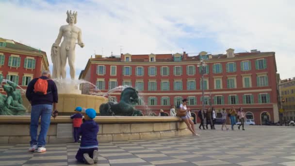 Nice, Fransa - Haziran 2016 yaklaşık: Gezi şehrin. Apollo heykel Place Massena, Nice Çeşmede taçlandıran hayran turist — Stok video