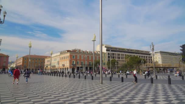 Nicea, Francja - około czerwca 2016: Zwiedzanie miasta. Pieszych chodzenia wzdłuż zabytkowego i głównego placu w Nicei, Place Massena — Wideo stockowe