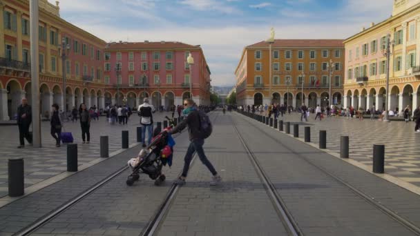 NICE, FRANCIA - CIRCA JUNIO 2016: Turismo en la ciudad. La vida activa de la ciudad en la plaza principal de Niza, colorida arquitectura de Francia, viajes — Vídeo de stock