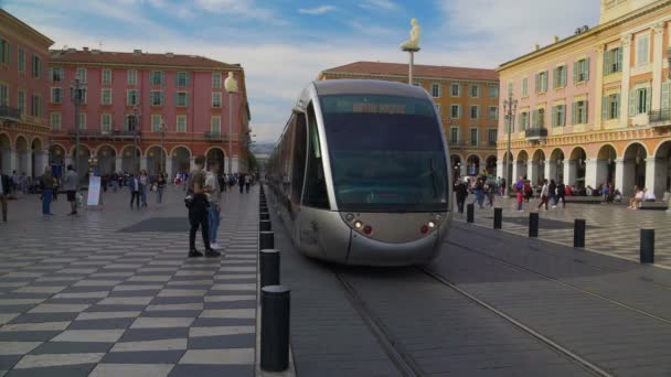 Nice, Fransa - Haziran 2016 yaklaşık: Gezi şehrin. Yeni tramvay Meydanı ve acele insanlar geçerken yol boyunca onların iş için gidiş — Stok video