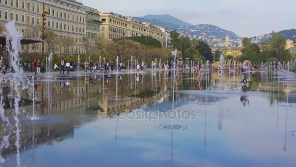 Raffreddare gocciolamenti d'acqua da fontana a specchio rinfrescante e divertente passanti — Video Stock