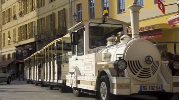 NICE, FRANCE - CIRCA JUIN 2016 : Visite de la ville. Excursion train rétro sur roues s'arrête pour ramasser groupe de touristes curieux — Video