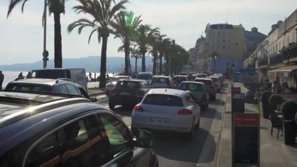 NICE, FRANÇA - CIRCA JUNE 2016: Passeios turísticos na cidade. Centenas de carros presos em engarrafamentos na costa mediterrânica da cidade de Nice — Vídeo de Stock