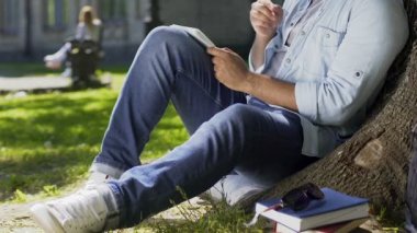 Tam kafiye toplama parkta oturan ve şiir yazma ilham öğrenci