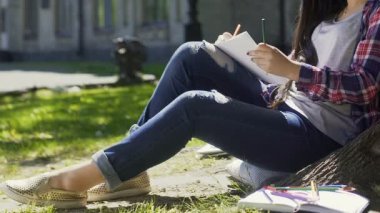 Gelişmekte olan yeni modeller ve yaratıcı fikirler, ilham kız tasarımcı çizim