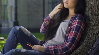 Romantik ruh hali onu kişisel masal hakkında hayal güzel biracial kız