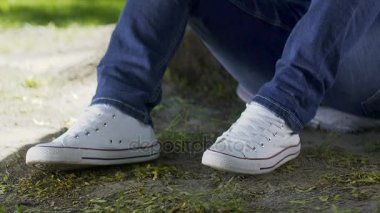 Rahatlatıcı açık havada ayakları rahat gencin rahat spor ayakkabı, genç adam