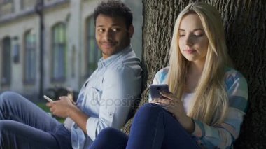 Birbirimizi daha yakından tanımak, cesaret değil gençlik ilk görüşte aşk