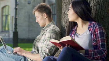 Bayan dikkatle adamla ana karakter karşılaştırma kitap okuma seviyor, flört