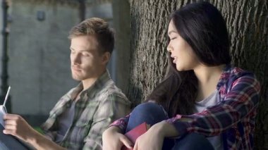 Cesur kız ilk adımı atın ve şirin adamla hakkında bilgi almak, flört karar