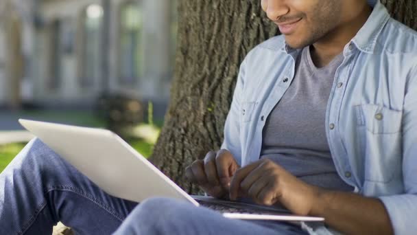 Schattig gemengd ras guy online chatten met de meisjes op de datingsite, probeert zijn geluk — Stockvideo