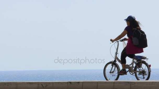 Femme faisant du vélo sur le quai de Nice, tourisme et sport, mode de vie actif. Moteur lent — Video