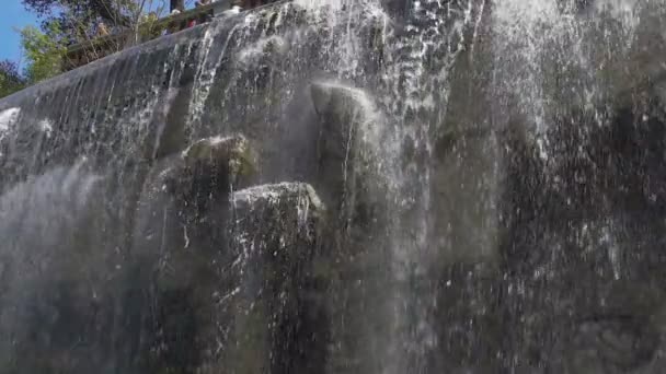 Удивительный водопад в парке Замкового холма в Ницце, сила природы, медленное течение — стоковое видео