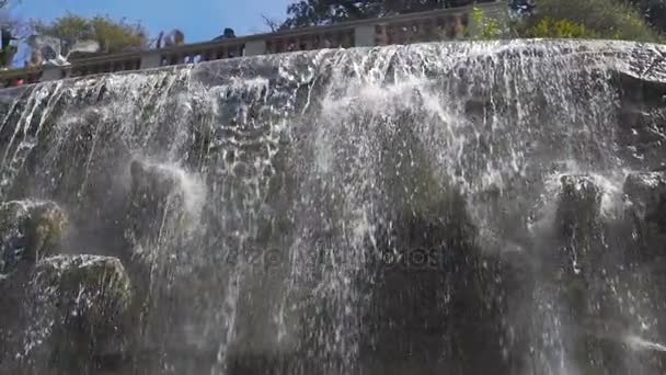 Schöne Aussicht auf Wasserfall im Parc de la colline du chateau, schön, Tourismus — Stockvideo