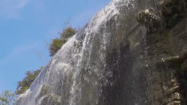 Fantastisk panoramautsikt över vattenfallet i parken av Castle Hill i Nice, Frankrike — Stockvideo