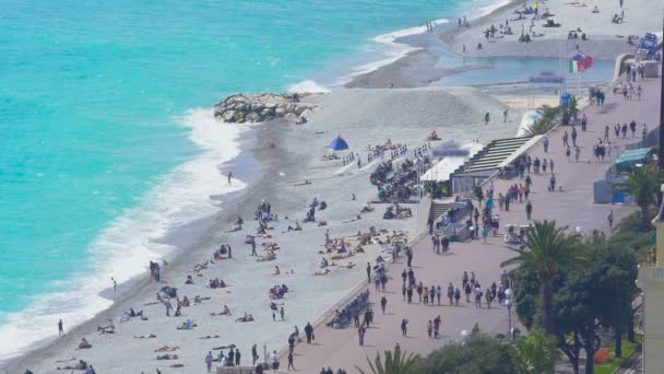 Vacaciones en Niza ciudad turística, gente tomando el sol y caminando en terraplén — Vídeo de stock