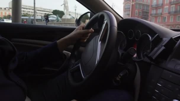 Conductor de servicio de taxi caro que lleva al cliente a la dirección que muestra las atracciones — Vídeo de stock