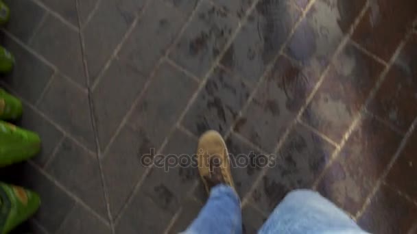 Vermoeide benen langzaam lopen huis na het werk langs de straat, punt van uitzicht op de stad mans — Stockvideo