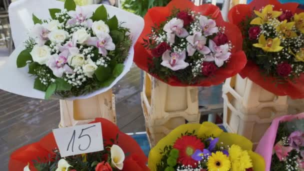 Hombre eligiendo el ramo más hermoso y caro para su amante en la tienda de flores — Vídeos de Stock