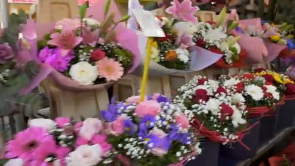 Μεγάλη αγορά γραμμών με τεράστιο πανέμορφο λουλούδι ανθοδέσμες των διαφόρων χρωμάτων, επαγγελματίες — Αρχείο Βίντεο
