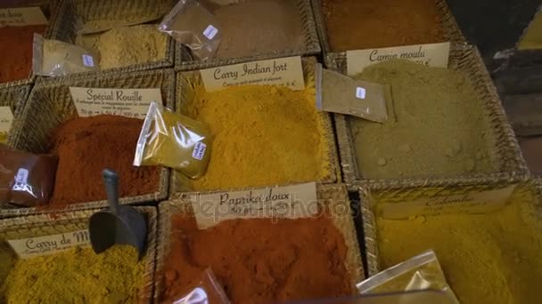 Gran variedad de diversos condimentos, hierbas y especias en la tienda étnica, mercado — Vídeo de stock