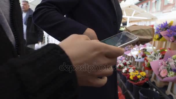 Zakenman bestellen levering van geselecteerde goederen uit de lokale markt thuis — Stockvideo