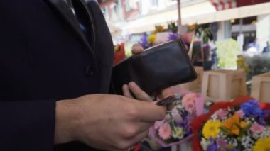 Açgözlü veya tutumlu adam buket çiçek dükkanında için para ile bölüm olamaz