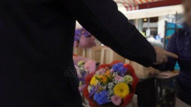 Adam para için onun sevgili için şık buket çiçek pazarı satıcı için ödeme