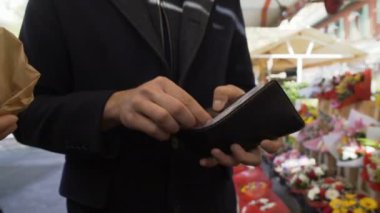 Zengin adam fakir dilenci sadaka için soran çiçek pazarı, aylak aylak dolaşıyor para vererek