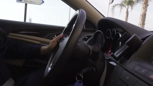 Мужчина водитель служебного лица, едущий на машине вдоль улицы, несущий босса на встречу — стоковое видео