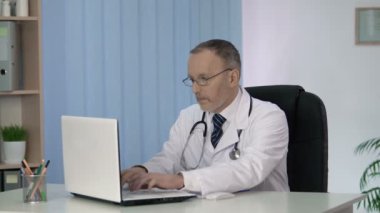 Pratisyen hasta verileri elektronik tıbbi kayıt dizüstü bilgisayarda koyarak.