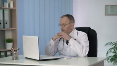 Erkek doktor yenilikler ve buluşlar tıp online ile tanımaya